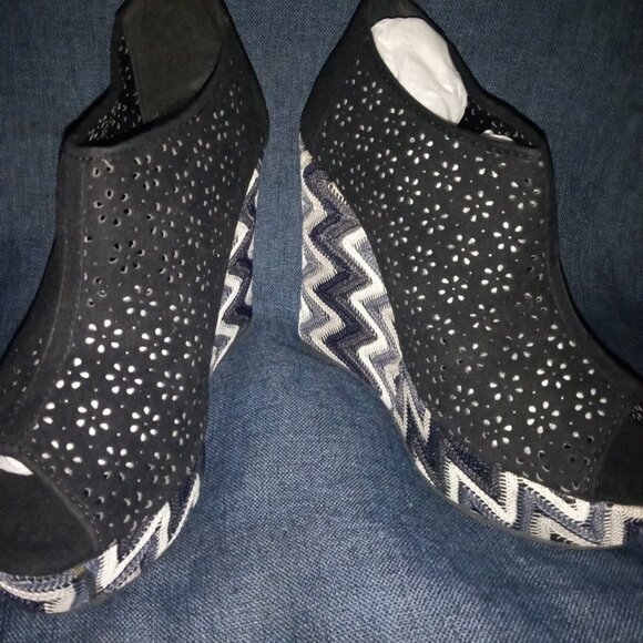 " THE TRIBECA AZTEC WEDGE " Peep  Toe Multi Print Wedge - Picture 1 of 5